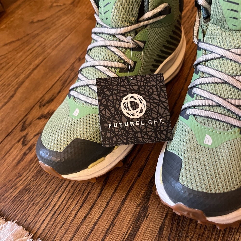 THE NORTH FACE WOMEN'S VECTIV FASTPACK MID. Size 7.5 
Rare color: FUTURELIGHT - Picture 3 of 8